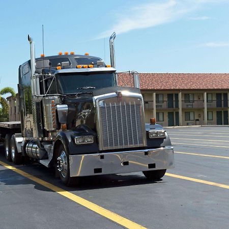Super 8 By Wyndham Riviera Beach West Palm Beach מראה חיצוני תמונה