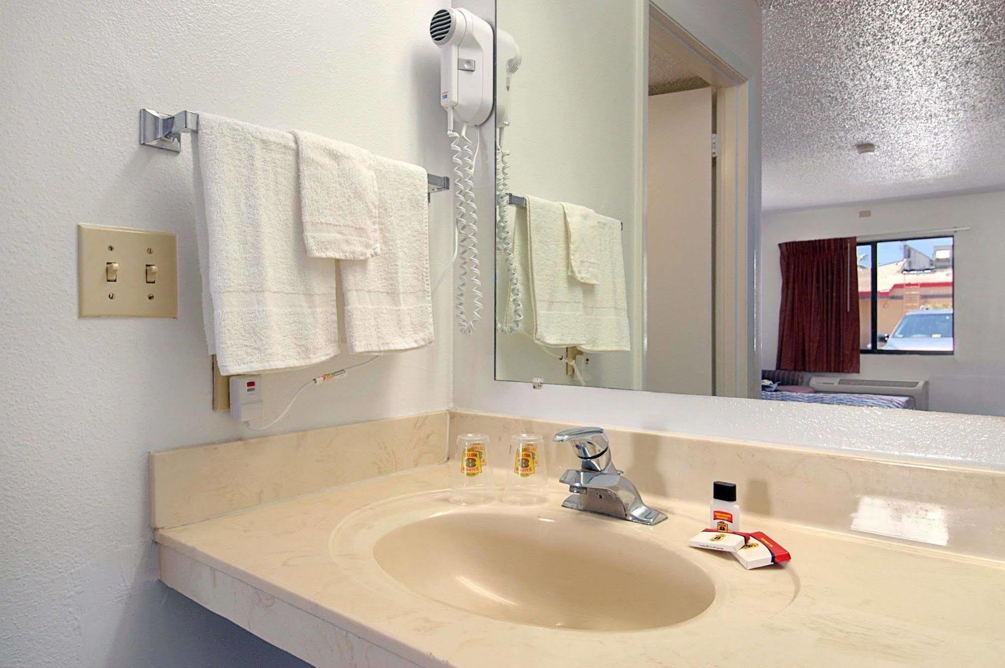Super 8 By Wyndham Riviera Beach West Palm Beach מראה חיצוני תמונה